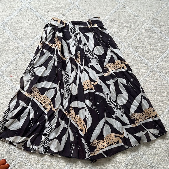 Beautiful brand new animal print skirt - Picture 1 of 3